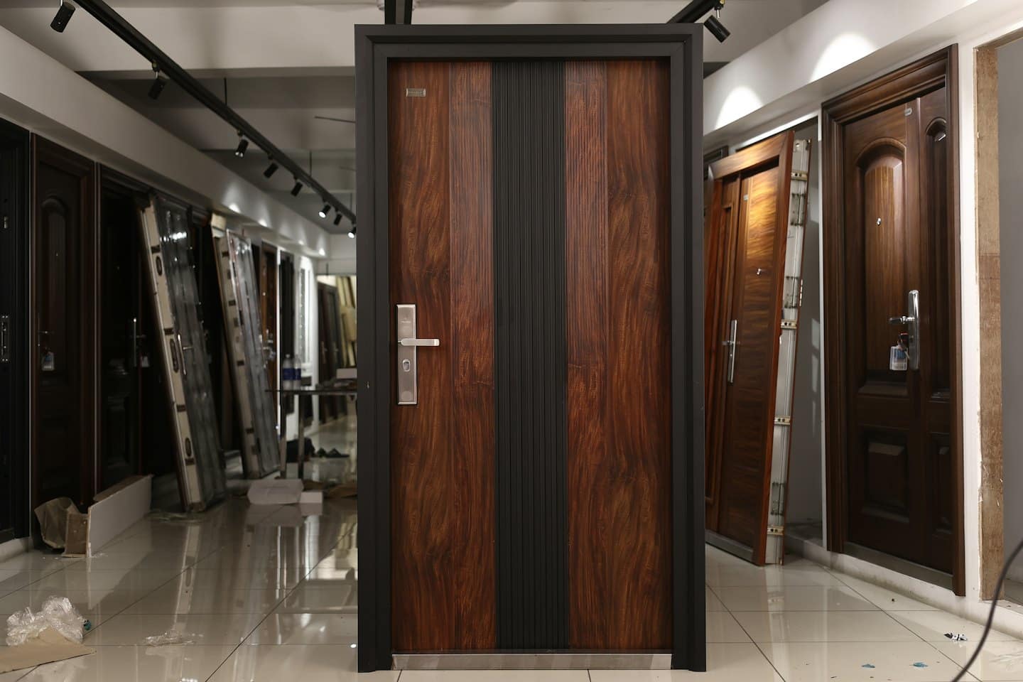 Porta in legno marrone scuro con cornice nera in uno showroom.