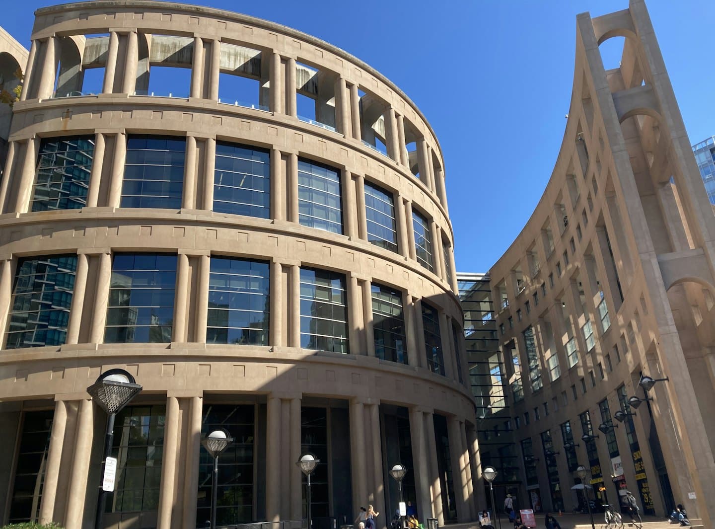 Edificio moderno in cemento con facciata curva e finestre.