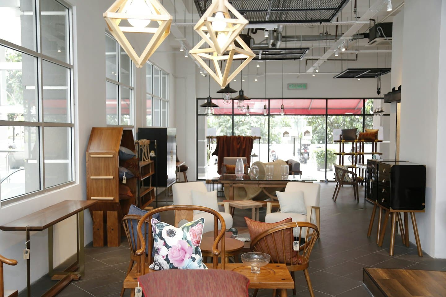 Arredamento moderno in legno esposto in uno showroom illuminato dal sole.